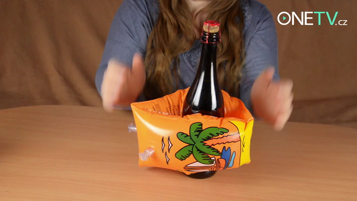 Jak zabalit do kufru láhev, aby se vám během cesty nerozbila? Odpověď naleznete ve videu!