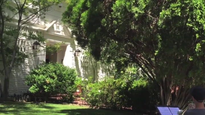 Dva kluci přišli před dům slavného skladatele a zahráli jeho nejznámější melodii. Neuvěříte, co se stalo potom!