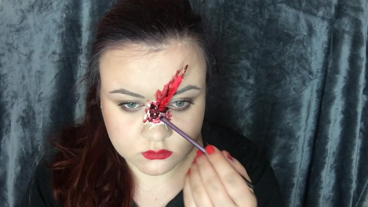 Jak si správně zabodnout tužku do nosu? Tohle video jste možná nechtěli vidět!