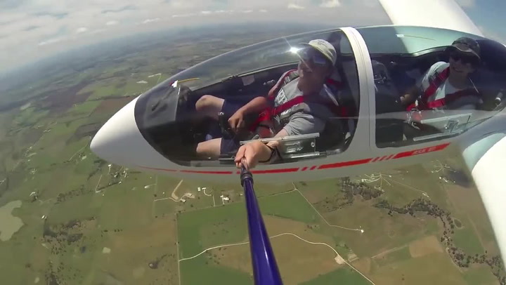 Tenhle pilot natočil z větroně záběry, ze kterých se tají dech!