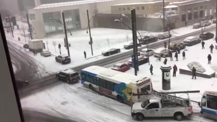 Ve strmých ulicích namrzla silnice,  zoufalí řidiči mohli jen koukat na demoliční derby!