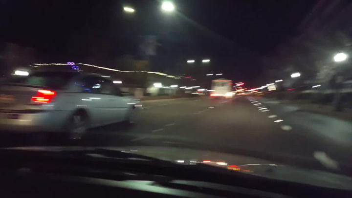 Řidiči nevěřili vlastním očím, když je na silnici začaly předjíždět Santovy sáně!