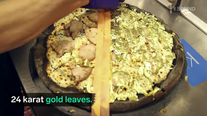 V New Yorku vyrábí pizzu sypanou zlatem. Stojí více jak 50 tisíc korun!