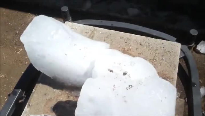 Tenhle experimentátor nalil roztavenou měď na obří kostku ledu. Co se stalo potom musíte vidět!