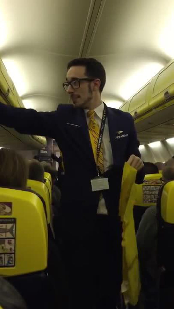 Steward proměnil předletovou instruktáž v zábavu pro všechny. To musíte vidět!