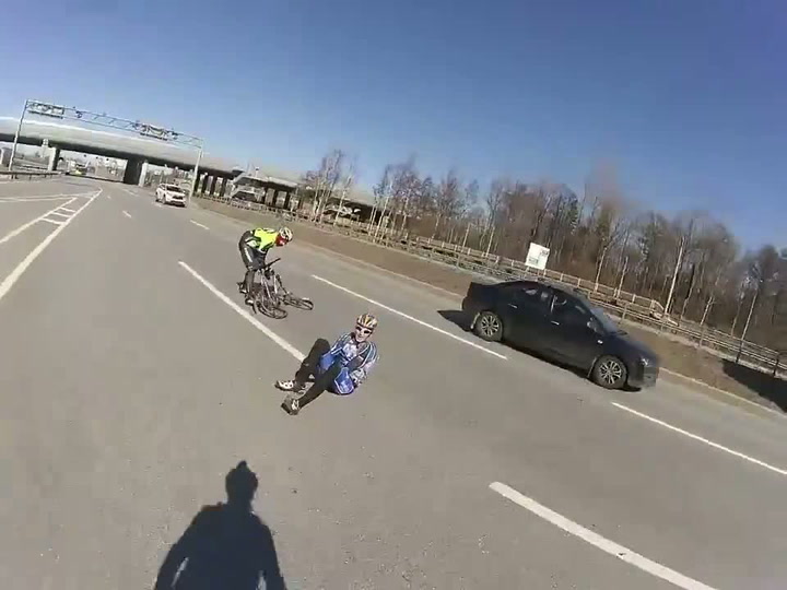 Jak se točí drsné záběry autonehody? Stačí jeden ninja za kamerou!