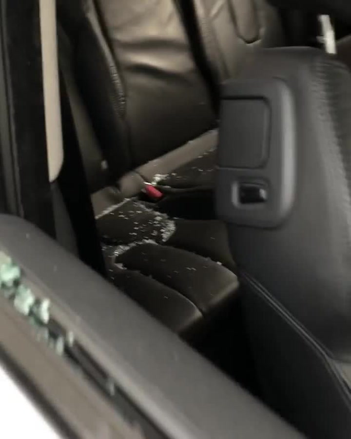 Kazmovi rozmlátili na Vánoce auto, vandalům pustil písničku