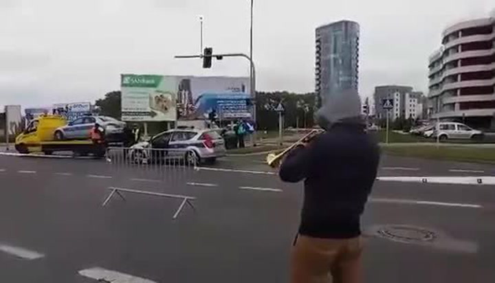 Video, které se stalo hitem! Když hudebníci viděli policejní auto na poslední cestě, zahráli mu píseň na rozloučenou