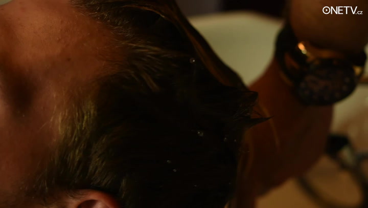 První pánská proměna: I muži mají právo na melír a trendy sestřih! Výsledek je překvapivě cool!