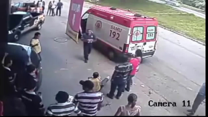 Neuvěřitelná náhoda! Nic netušícího muže zasáhlo na ulici letící kolo, trefilo ho přímo do hlavy