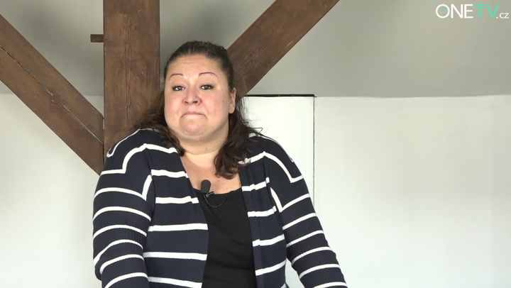 Jak reagovat, když vás pustí sednout v MHD a nejste těhotná? Budete překvapeni, co Aneta poradí!