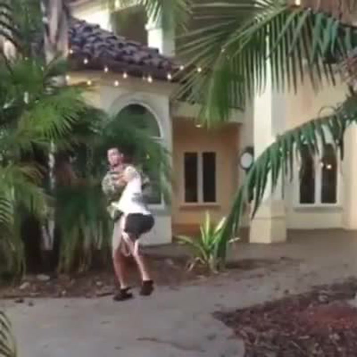 Hrozivý pitbul a miminko mají opravdu zvláštní stav. Prý bojové plemeno…