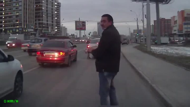 Tohle koťátko na hlavní silnici vyčerpalo 8 životů z 9. Naštěstí se našel hrdinný zachránce!