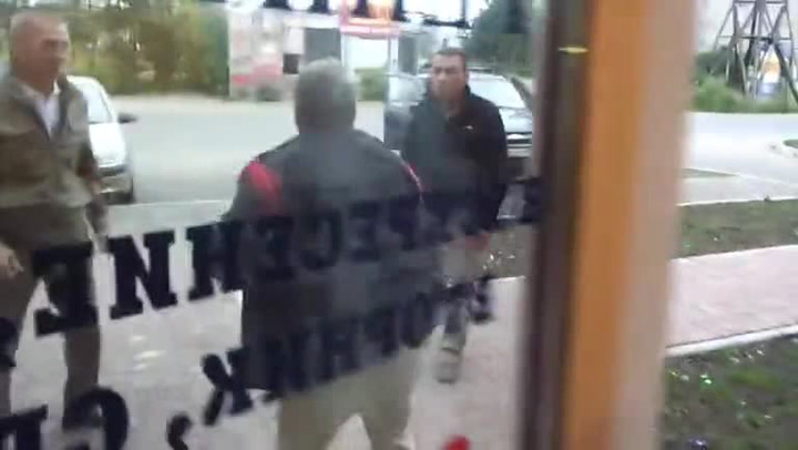 Neměli by už mít rozum? Dva starší chlapi se nečekaně brutálně servali na ulici