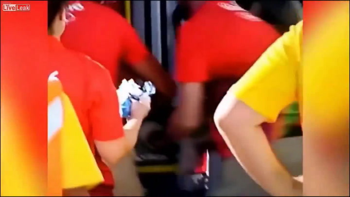 Olympijský megatrapas! Záchranáři upustili zraněného sportovce i s nosítky na zem!