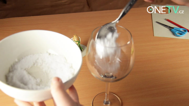 Jak vyrobit nádherný vánoční svícen ze skleničky na víno? Návštěvy vám budou závidět!