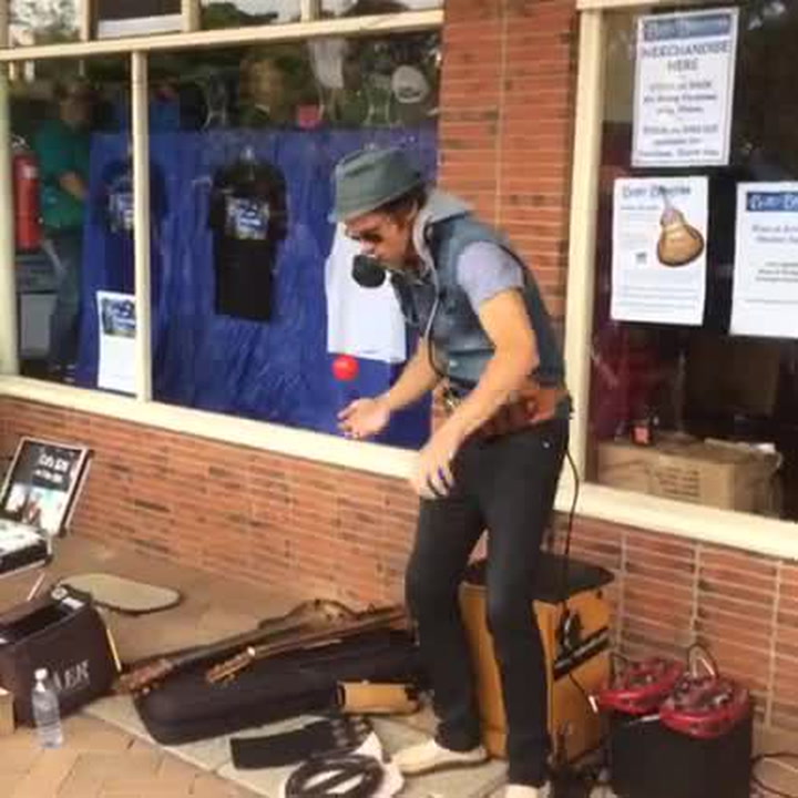 Nepotřebuje kapelu, vystačí si úplně sám! Video úžasného muzikanta obletělo svět