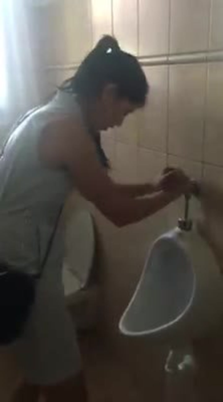 Už jsme viděli všechno, ale scénu na WC ještě ne! Lady Dee pořádně zkouší své fanoušky…