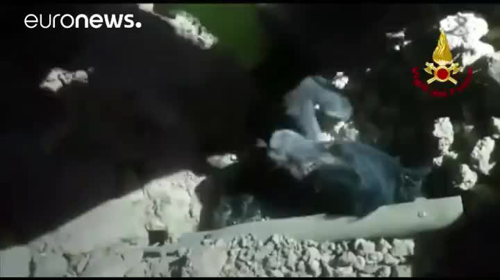 Z trosek spadlé budovy se ozývalo zoufalé kňučení. Neuvěříte, co pod nimi záchranáři našli!