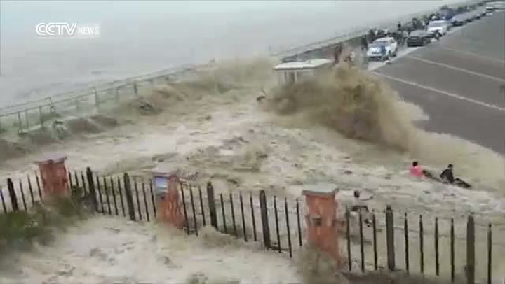 Chtěli mít vše z první ruky, obří vodní vlna je smetla během pár vteřin