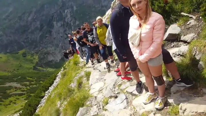 Fronta jako na banány. Poláci musejí na svojí nejoblíbenšjší horu STÁT FRONTU!