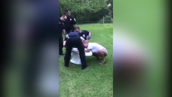 Neskutečná nehoda. Žena chtěla prošťouchnout rukou záchod, mísa jí zůstala na ruce