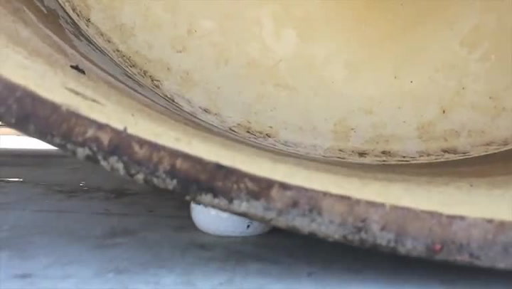 Co se stane s golfovým míčkem, když jej přejede válec? Tohle byste FAKT nečekali!