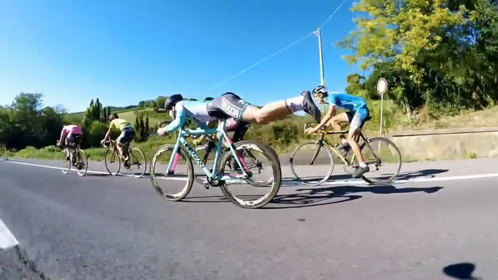 Nemá přehazovačku, ale je to superman! Tenhle cyklista totálně znemožnil svoje soupeře!