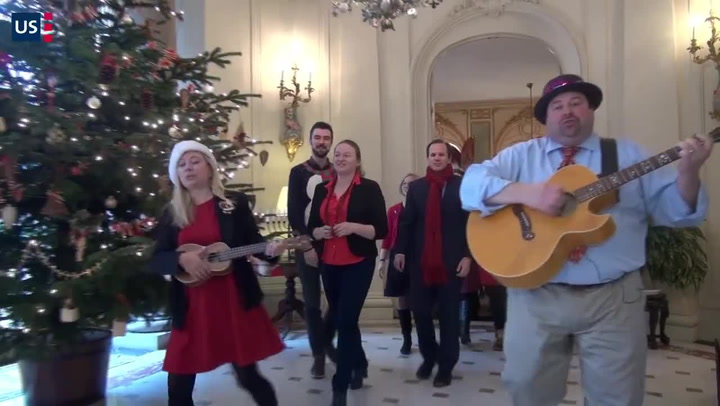 Dárek Česku z americké ambasády. Schapiro a spol nacvičili známou českou koledu!