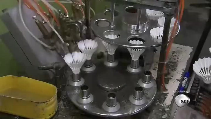Jak se vyrábějí badmintonové košíčky? To budete koukat, je to pořádná věda!