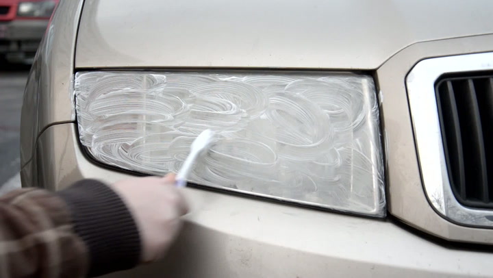 Super vychytávka: Jak nejlépe vyčistit světla u auta?