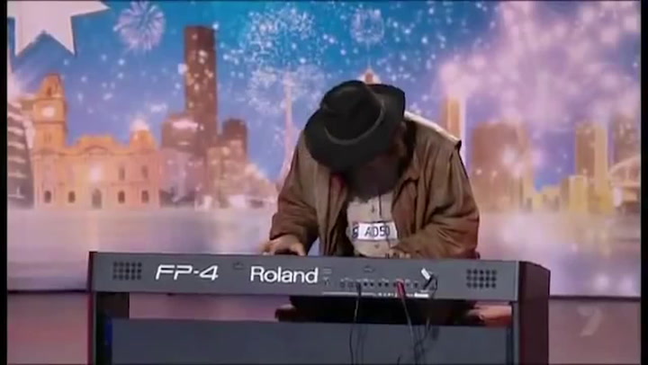 Dělal pomocníka na farmě, neměl ani televizi. Pak přišel do talentu a porota i publikum tleskali vestoje!