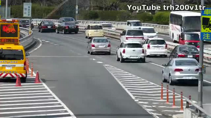 Premiér jede. Drsní bodyguardi v autech se s japonskými řidiči ani trochu nemazlí!