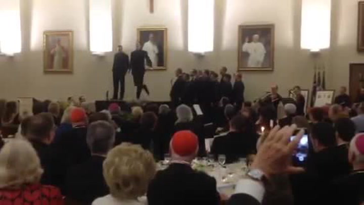 Nevídaná show: dva mladí knězi stepovali ve Vatikánu!