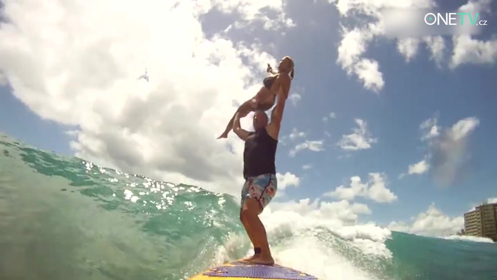 Vlny jsou zrádné! Nejlepší surfařské pády vás zaručeně rozesmějí!