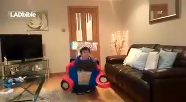 Na první pohled to vypadá jako nepovedený halloweenský kostým. Pak vám ale tenhle klučina vyrazí dech