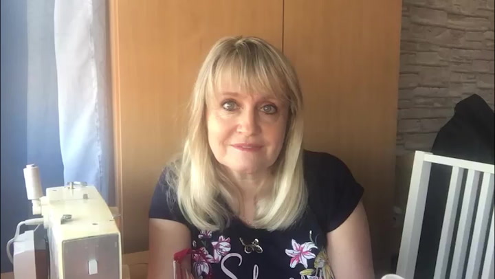 Další Extra Host z karantény: Herečka Regina Řandová si čte a šije roušky