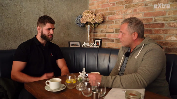 Mamka musí vidět obličej toho grázla,“ říká o soupeřích Jiří Denisa Procházka