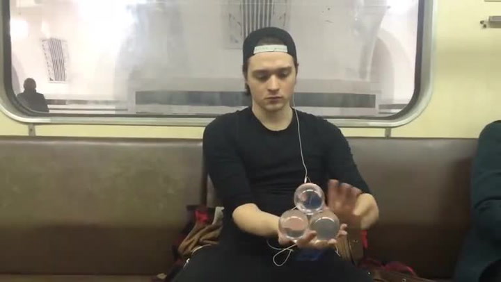 Iluze nebo dokonalé umění! Podívejte se, co umí tenhle kluk se skleněnou koulí!