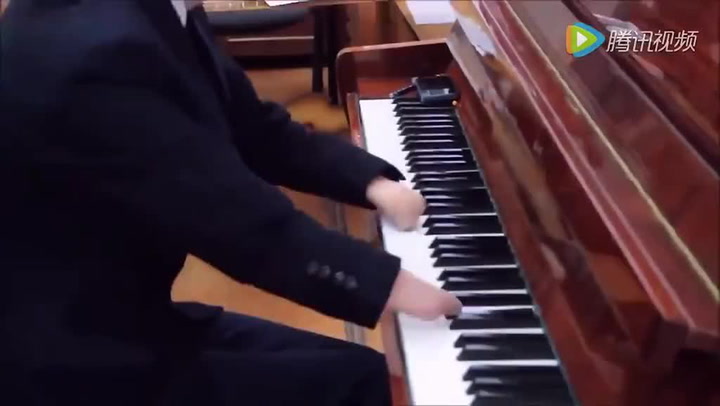 Vypadá jako obyčejný teenager, který hraje na klavír. Když si ale všimnete jeho rukou, spadne vám čelist