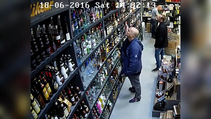 Chtěli zapít Den otců? Majitel obchodu pátrá po zlodějích alkoholu hodně vtipným způsobem!