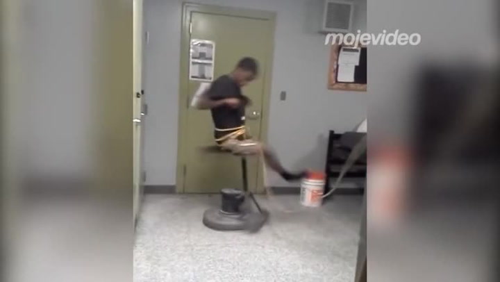 Chtěli si udělat domácí centrifugu, po jejím spuštění toho hlavní aktér hořce litoval