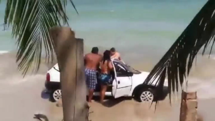 Floutci jezdili autem po pláži. Dovolenkář to nevydržel a prohodil jim obří kamen čelním sklem!