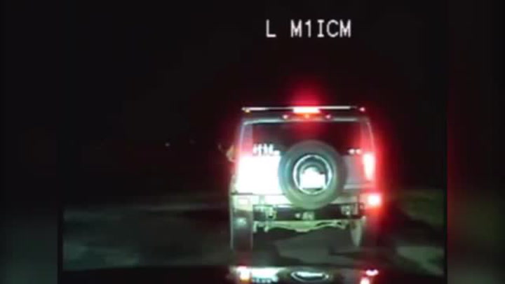 Tohle je nejdivnější policejní kontrola na světě! Na překvapeného policistu vyběhli padouši ze Star Wars!