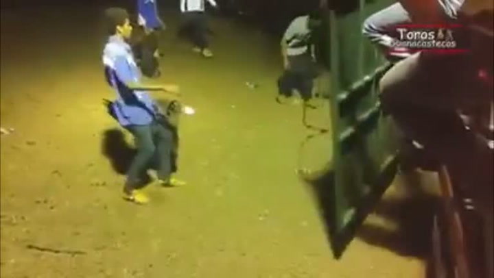 Tady jde o život: Opřel se o ohradu, za okamžik ho srazila půltunová bestie