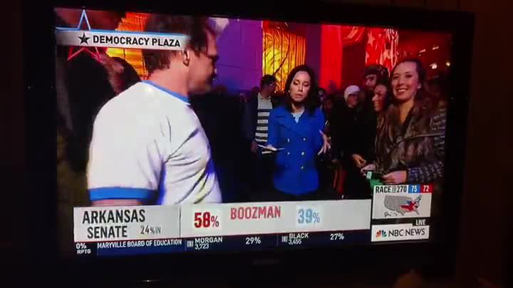 Ani Hillary, ani Donald. Skutečným virálním hrdinou amerických voleb je muž v bílém tričku!