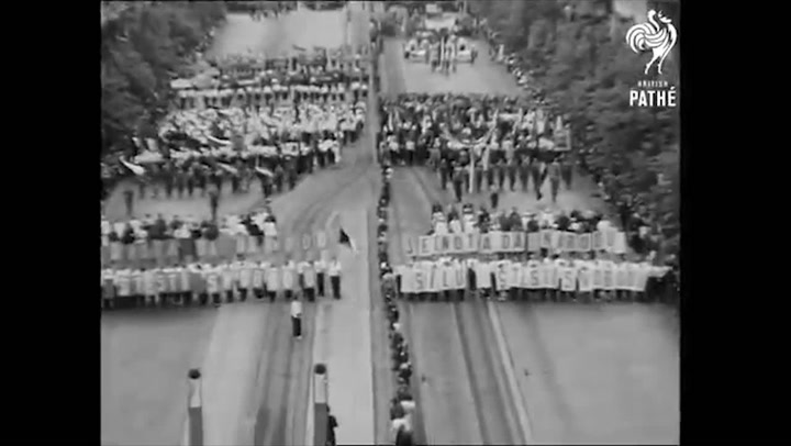 Komunisti se chtěli po únorovém převratu předvést. Podívejte se na pražské prvomájové oslavy v roce 1948