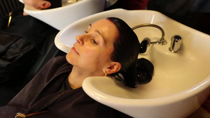 Kratší sestřih a decentní červené proužky Lucii sluší! Vypadá skvěle!