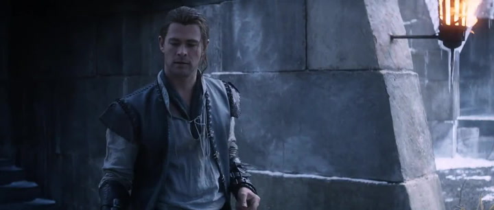 Charlize Theron jako zlá ledová královna rozpoutá bitvu o kouzelné zrcadlo.