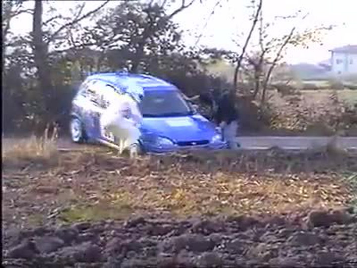 Neuvěřitelná scéna v rallye. Pilot po karambolu zapomněl navigátora venku!